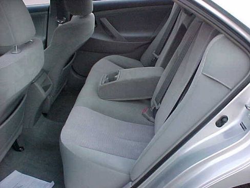 Used 2010 Toyota Camry LE FWD image 11