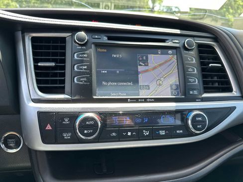 Used 2018 Toyota Highlander XLE FWD image 19