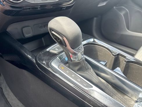 Used 2025 Chevrolet Trax LT FWD image 19