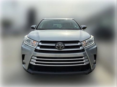 Used 2018 Toyota Highlander XLE FWD image 2