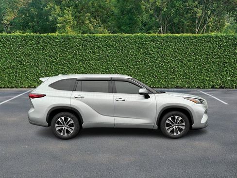 Used 2021 Toyota Highlander XLE image 2