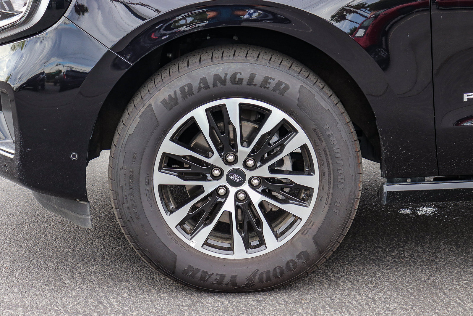 Certified 2025 Ford Expedition Platinum AWD/4WD image 9