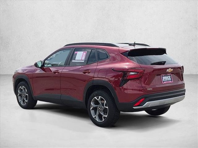 Used 2025 Chevrolet Trax LT FWD image 8