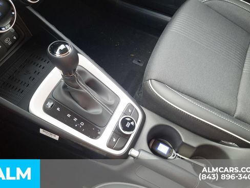 Certified 2025 Hyundai Venue Limited FWD image 26
