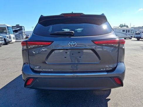 Used 2023 Toyota Highlander XLE AWD/4WD image 9