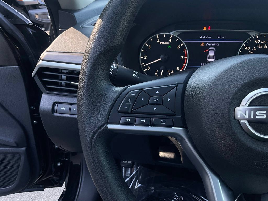 Used 2025 Nissan Altima 2.5 SV FWD image 11