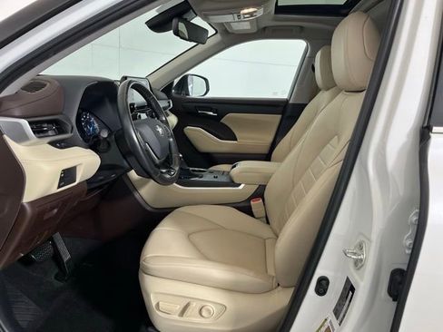 Used 2020 Toyota Highlander XLE image 12