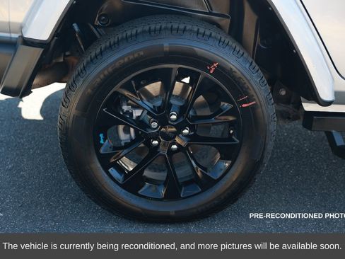 Used 2022 Jeep Wrangler Unlimited Sahara image 9