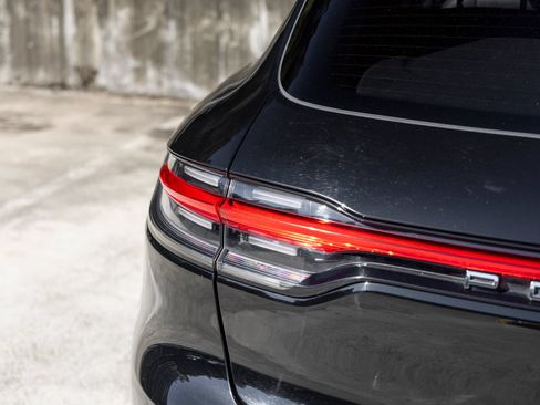 Certified 2023 Porsche Macan AWD/4WD image 18