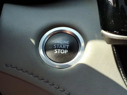 Used 2021 Toyota Highlander XLE AWD/4WD image 24