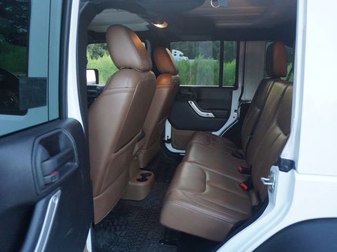 Used 2016 Jeep Wrangler Unlimited Rubicon w/ Connectivity Group AWD/4WD image 12