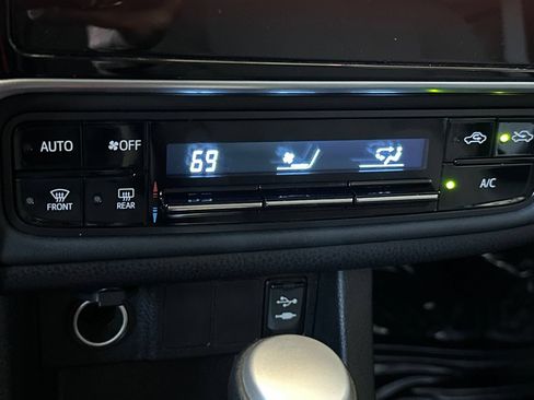 Used 2017 Toyota Corolla LE w/ Carpet Mat Package (TMS) FWD image 23