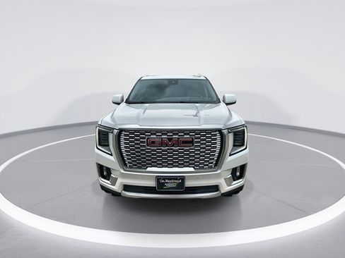 Used 2024 GMC Yukon XL Denali w/ Advanced Technology Package AWD/4WD image 3