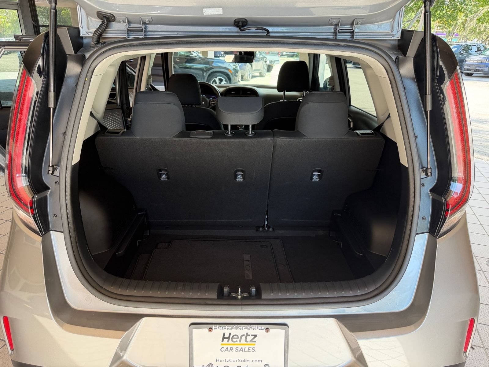 Used 2025 Kia Soul LX w/ LX Technology Package FWD image 25