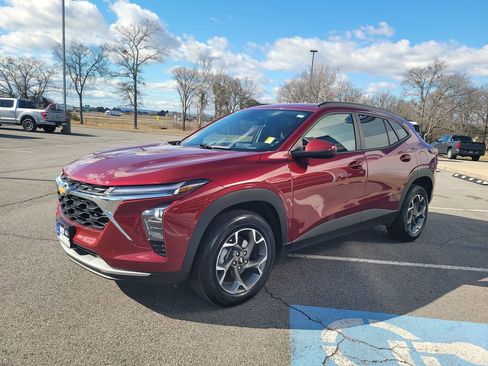 Used 2025 Chevrolet Trax LT w/ LT Convenience Package image 7