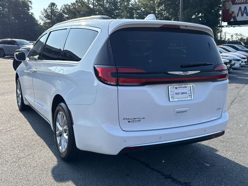 Used 2022 Chrysler Pacifica Touring-L image 6