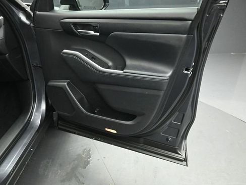 Used 2021 Toyota Highlander XLE AWD/4WD image 34