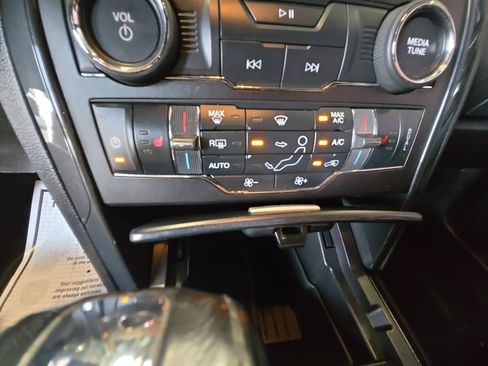Used 2018 Ford Explorer XLT w/ Equipment Group 202A AWD/4WD image 17