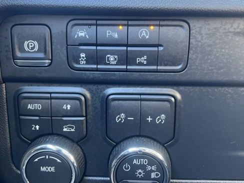 Used 2025 Chevrolet Suburban Premier image 45