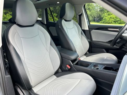 Certified 2025 Volkswagen Tiguan SE w/ Panoramic Sunroof Package AWD/4WD image 45