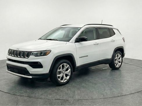 Used 2025 Jeep Compass Latitude AWD/4WD image 3