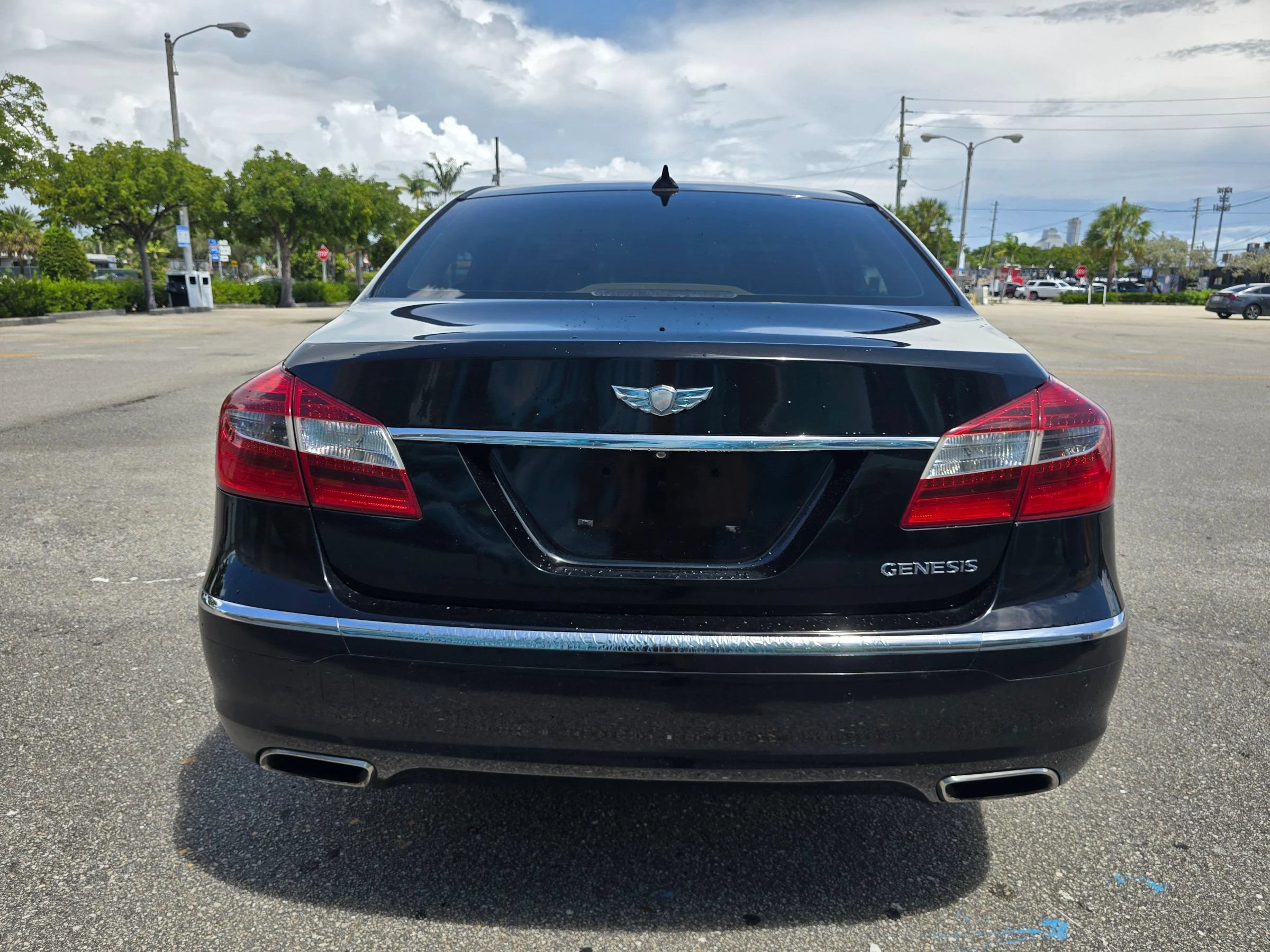 Used 2013 Hyundai Genesis 3.8 w/ Technology Pkg RWD image 9