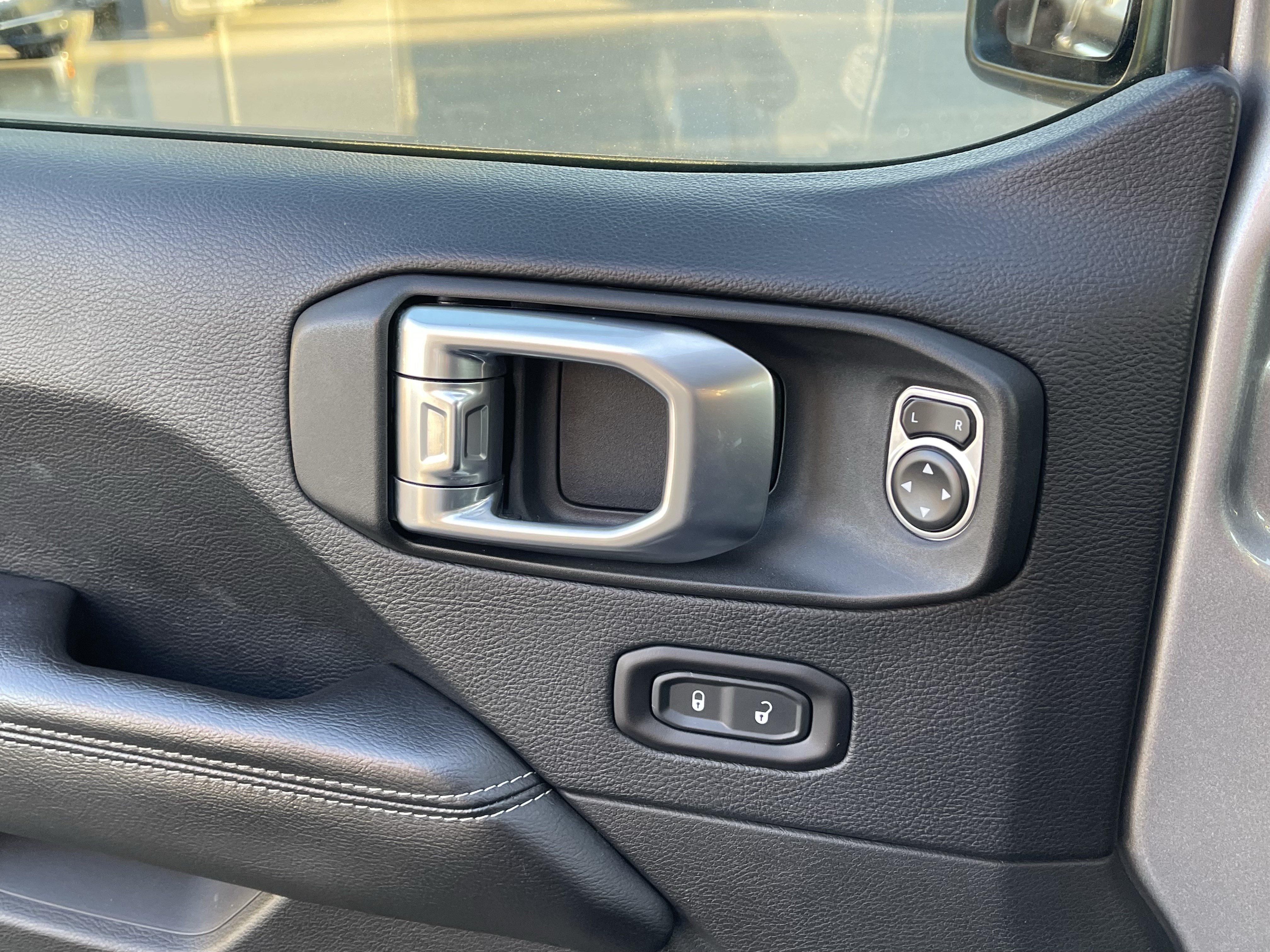 Used 2018 Jeep Wrangler Unlimited Sahara AWD/4WD image 25