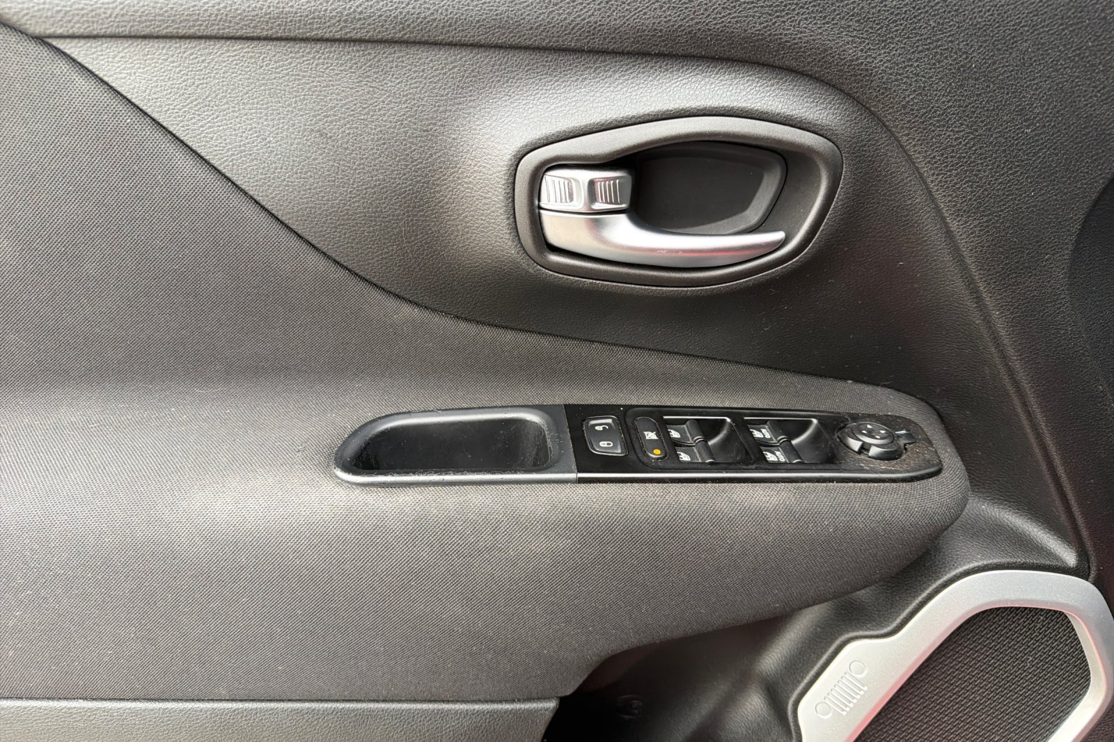 Used 2021 Jeep Renegade Latitude FWD image 13