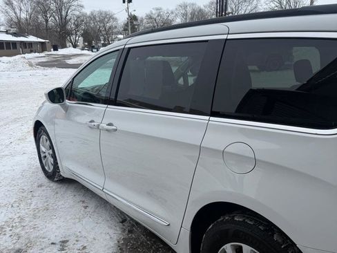 Used 2017 Chrysler Pacifica Touring-L image 5