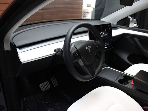 Used 2023 Tesla Model Y Long Range image 25