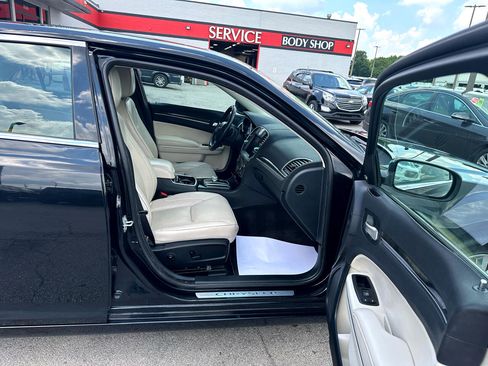 Used 2016 Chrysler 300 C image 10