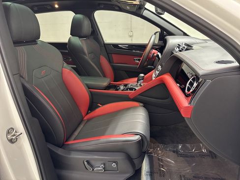 Used 2023 Bentley Bentayga image 46