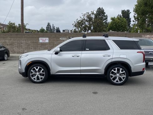 Used 2022 Hyundai Palisade SEL w/ Premium Package FWD image 2