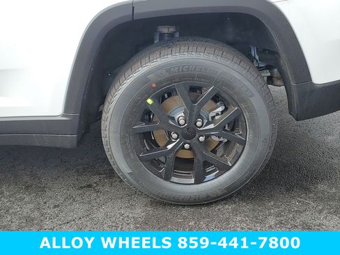 New 2026 Jeep Grand Cherokee Altitude image 9