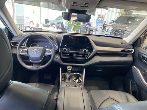 Used 2023 Toyota Highlander XLE AWD/4WD image 10