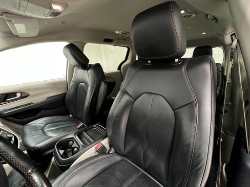 Used 2019 Chrysler Pacifica Touring-L FWD image 13