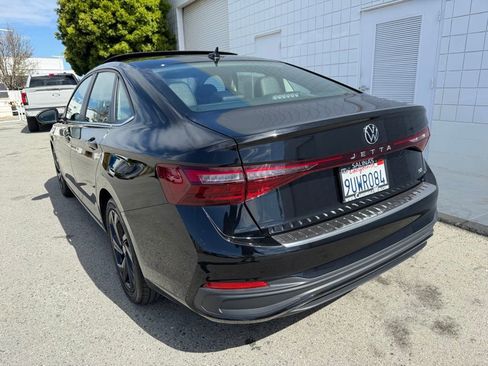Certified 2025 Volkswagen Jetta SE w/ Sunroof Package image 4