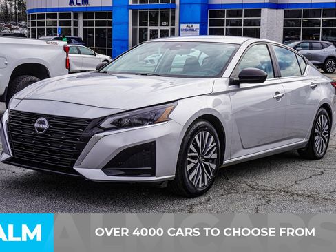 Used 2024 Nissan Altima 2.5 SV FWD image 2