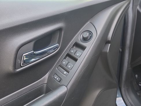 Used 2022 Chevrolet Trax LT w/ LT Convenience Package image 16