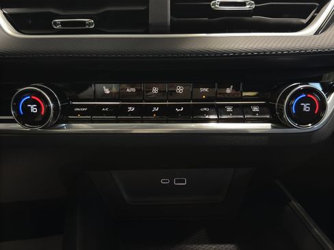 New 2026 Chevrolet Equinox LT w/ Convenience Package II image 18