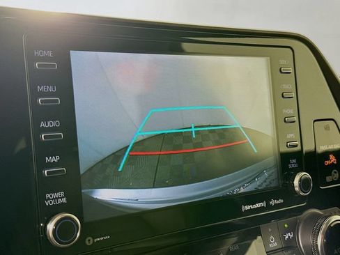 Used 2022 Toyota Highlander XLE AWD/4WD image 13