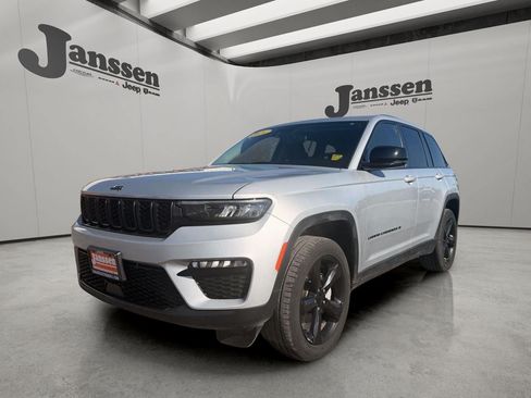 Used 2024 Jeep Grand Cherokee Limited w/ Black Appearance Package AWD/4WD image 8