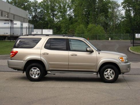 Used 2004 Toyota Sequoia SR5 AWD/4WD image 9