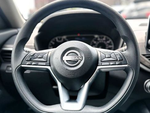 Used 2025 Nissan Altima 2.5 SV FWD image 12