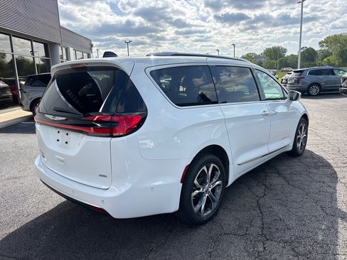 Used 2024 Chrysler Pacifica Pinnacle AWD/4WD image 7