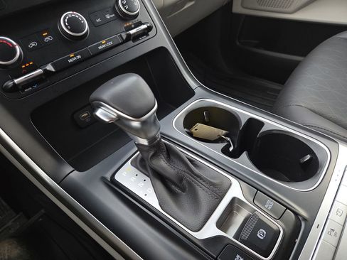 Used 2024 Kia Carnival LX image 25