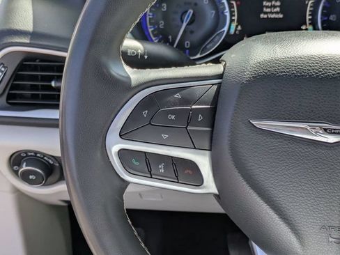 Used 2022 Chrysler Pacifica Touring-L w/ Uconnect Theater Family Group FWD image 15
