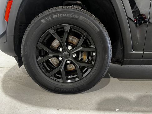 Used 2025 Jeep Grand Cherokee Altitude AWD/4WD image 10