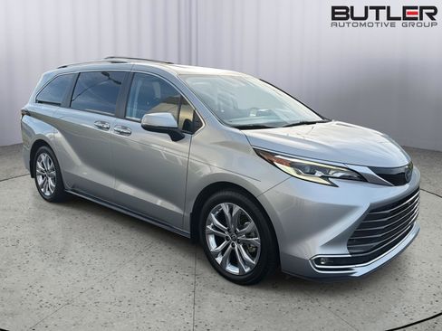 Used 2023 Toyota Sienna Platinum FWD image 8
