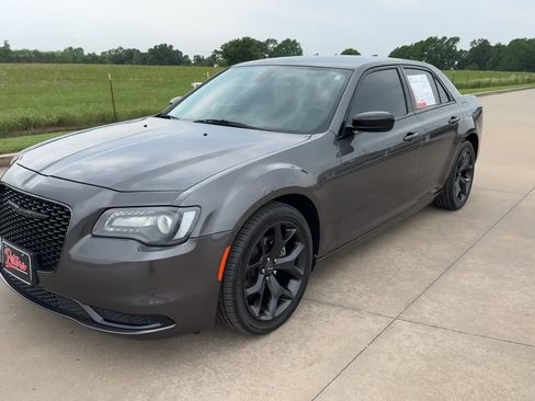 Used 2022 Chrysler 300 Touring w/ Sport Appearance Package RWD image 5
